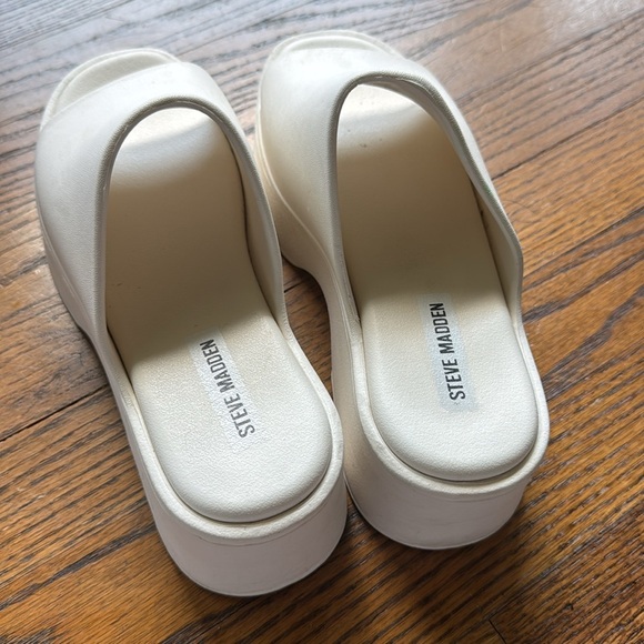 Steve Madden Slinky off white foam platform sandal. Size 8. - Picture 3 of 6
